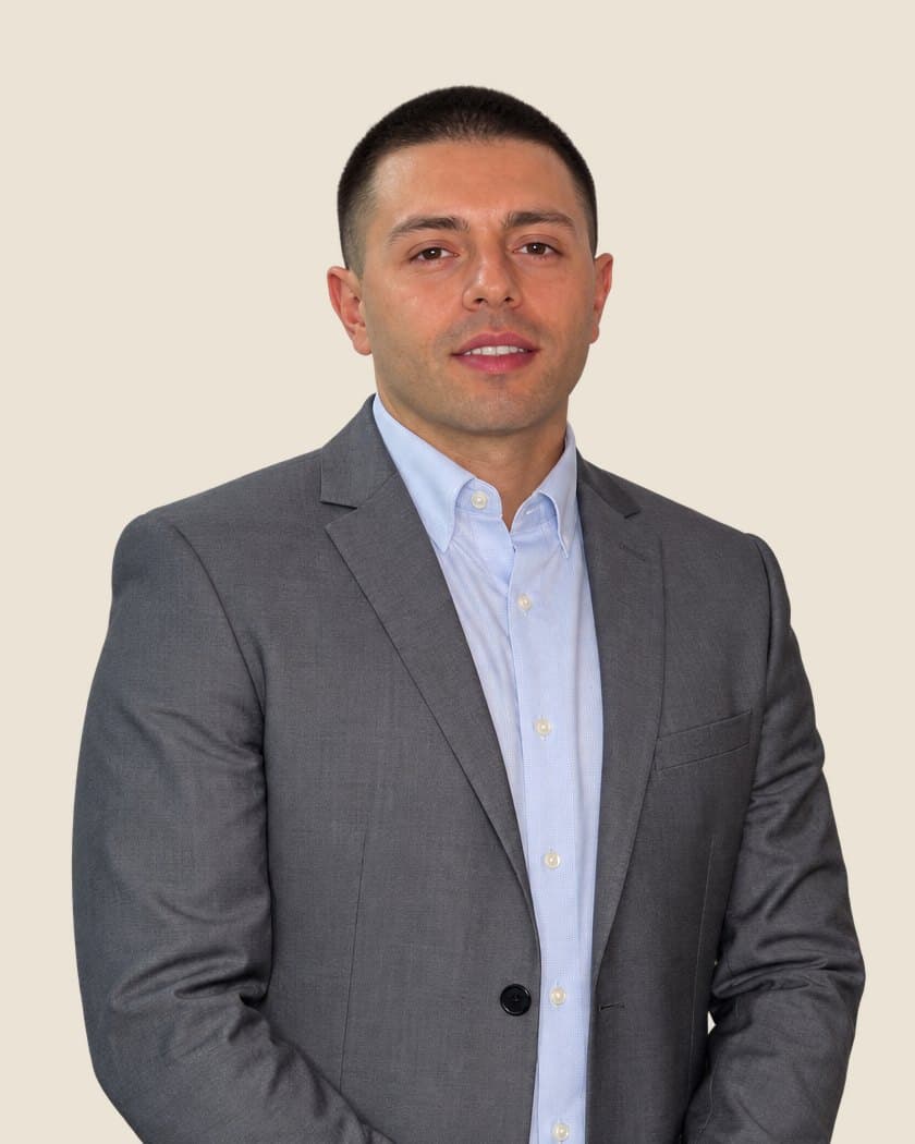 Emilio Rodríguez, de saco gris y camisa celeste
