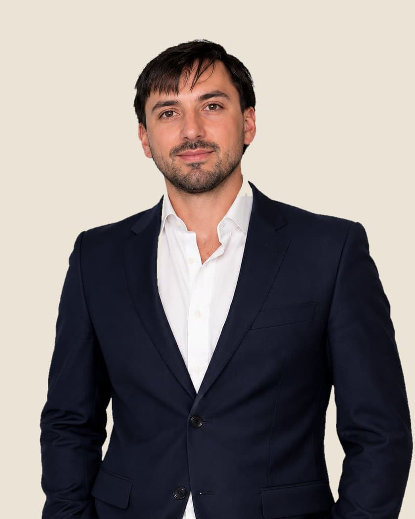 Facundo Méndez, de saco azul y camisa blanca